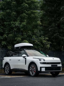 Giá nóc phi thyền Lynk & Co 900